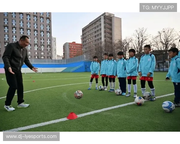 中国足球名宿走访青训营，传授宝贵经验激励学员，中国足球俱乐部青训