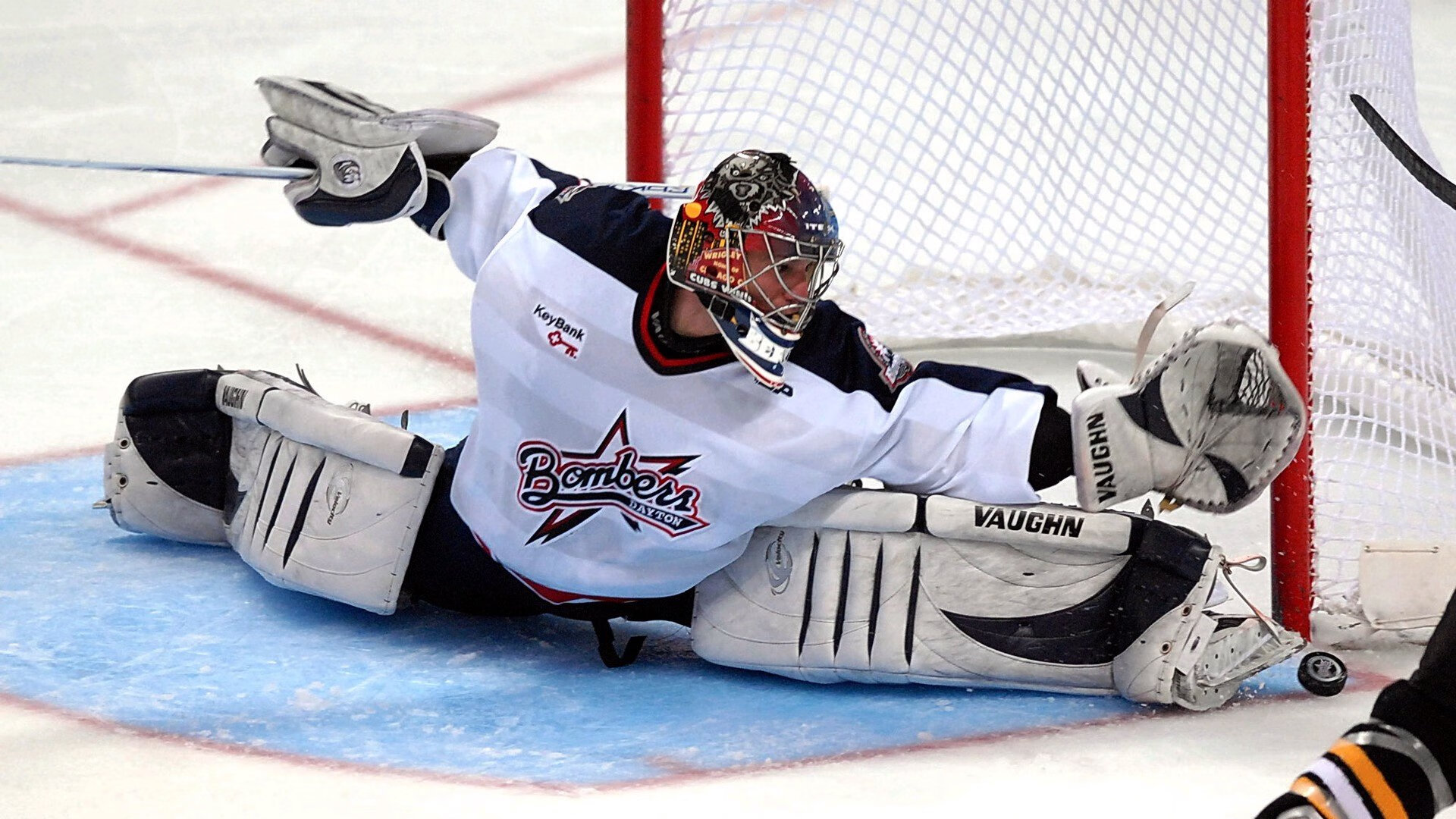 比赛关键时刻连续扑救门将成为场上定海神针力保城门不失，门将连续扑救点球